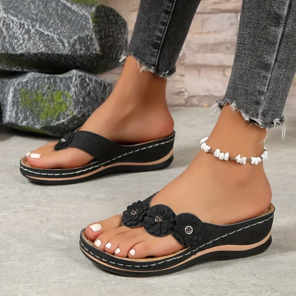 Tongs de plage florales pour femmes – Diapositives d'été confortables à enfiler, chaussures d'extérieur polyvalentes et décontractées – Image 5