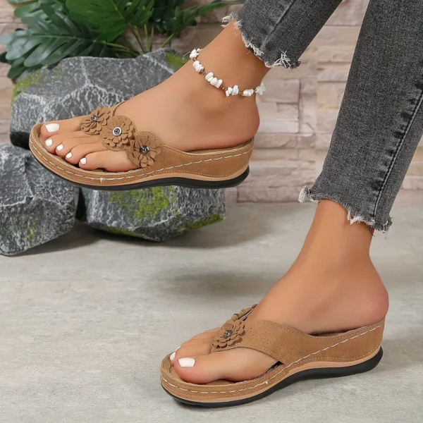 Tongs de plage florales pour femmes – Diapositives d'été confortables à enfiler, chaussures d'extérieur polyvalentes et décontractées – Image 6
