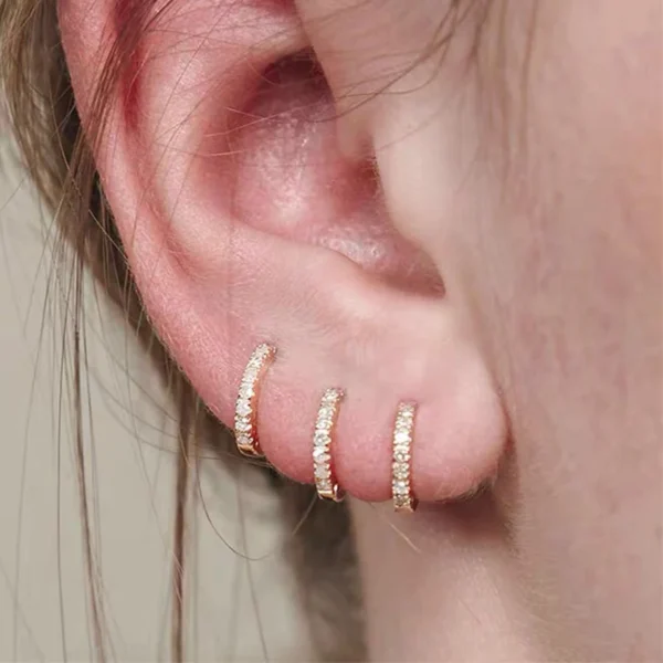 Petite boucle d'oreille Huggie Hoop pour femme, cristal exquis, bijoux de piercing Helix Tragus, petit cerceau de cartilage fin, contre-indiqué, 1 paire – Image 4